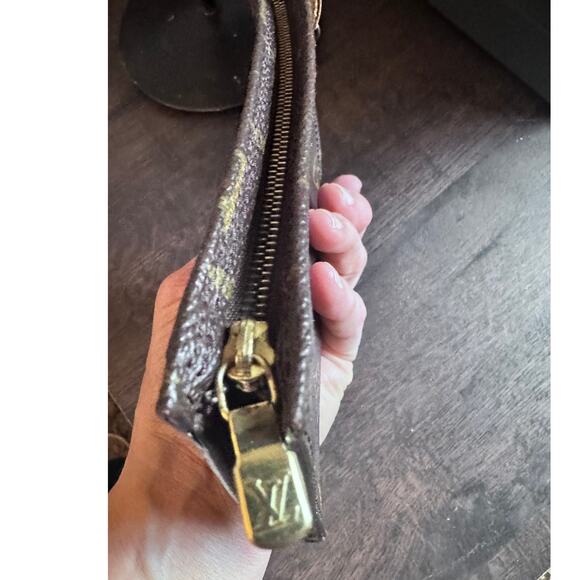 LOUIS VUITTON MONOGRAM ACCESSORY POUCH W/RING - Picture 5 of 11